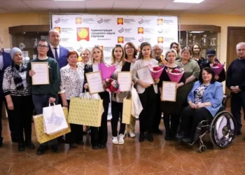 Глава Серпухова вручил детям-сиротам жилищные сертификаты