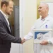 В Шатуре кардиологу с 40-летним опытом вручили сертификат на землю