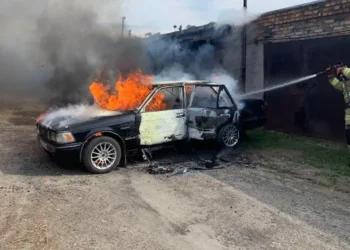 Автомобиль загорелся этим утром в подмосковном Серпухове