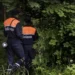 Подмосковные спасатели вывели из леса заблудившуюся женщину