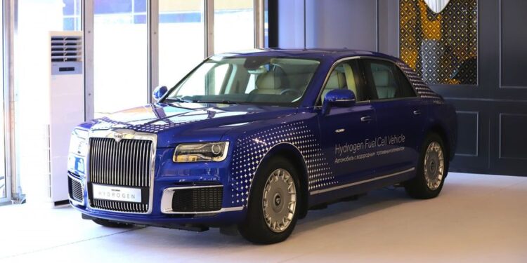 На ПМЭФ-2024 показали самый мощный автомобиль на водородных топливных элементах